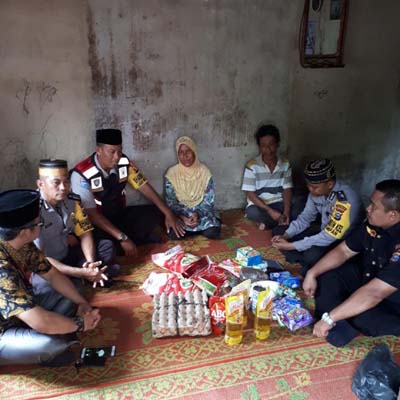 Penjual Ikan Keliling Dapat Rezeki dari Bhabinkamtibmas Payung Sekaki